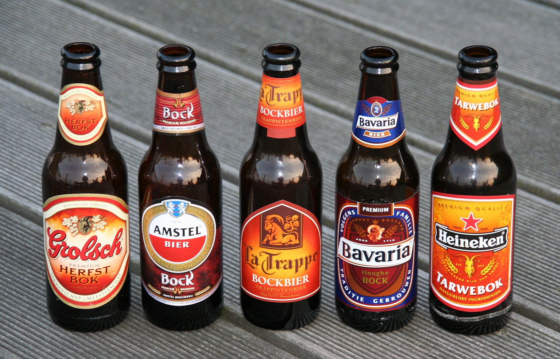 Vijf flessen Nederlands bokbier naast elkaar op straat