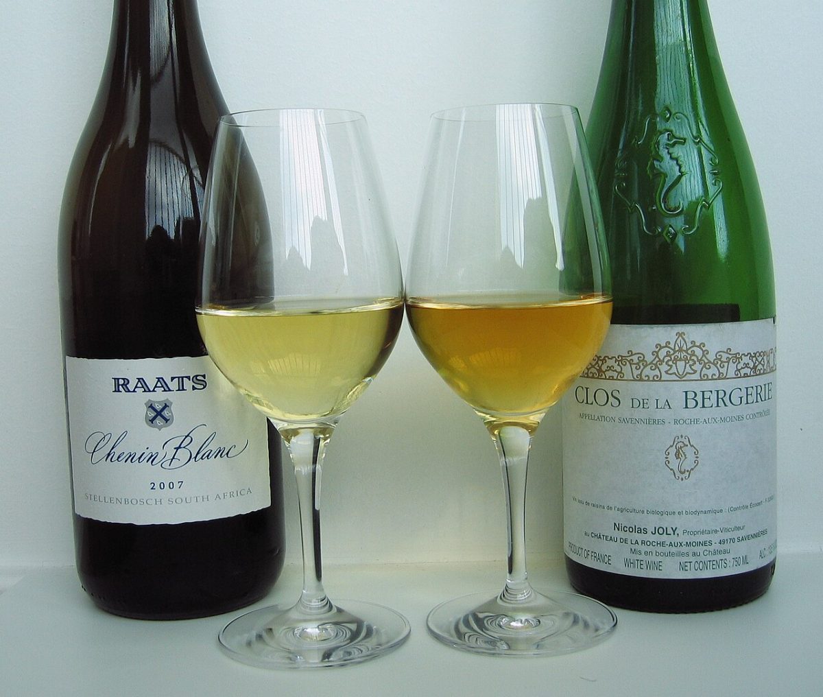 Twee glazen chenin blanc naast elkaar met verschil in kleur