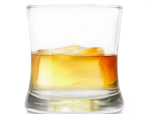 Whiskystenen of een ijsblokje: wat elk met uw glas doet