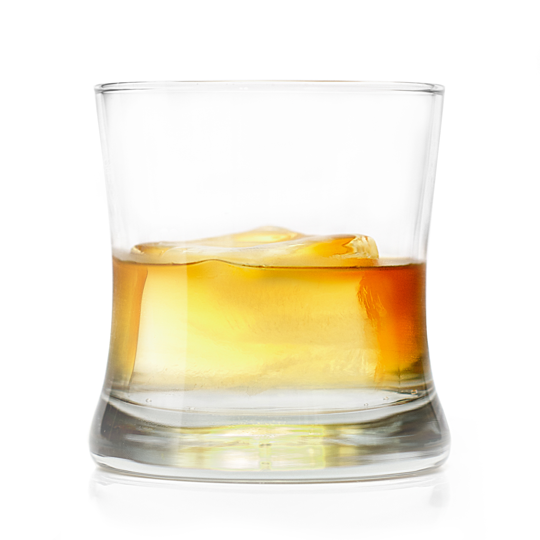Een glas whisky met ijsblokjes erin