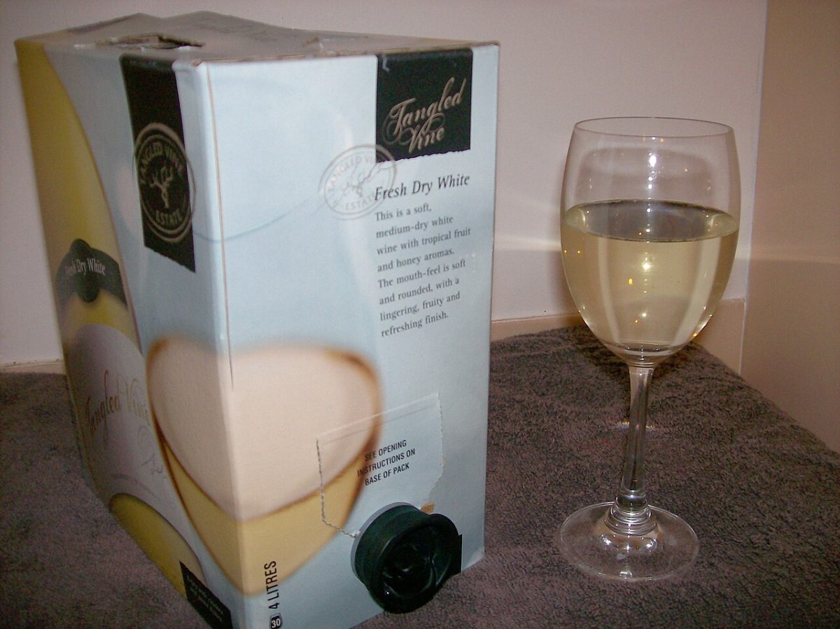 Een kartonnen doos met vier liter witte wijn en een tapkraan