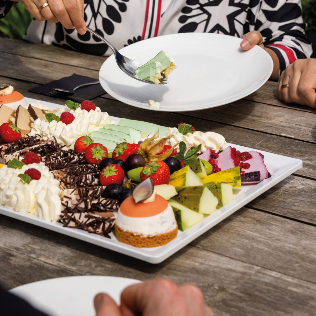 Dessertschotel met fruit en mousse