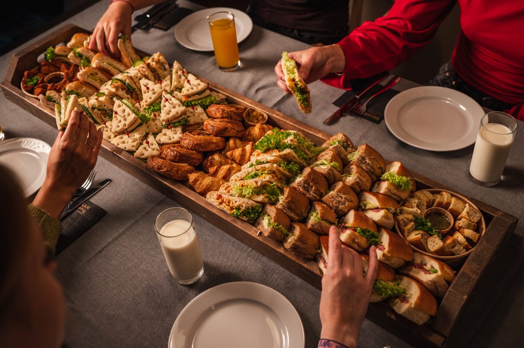 Lunchplank met belegde broodjes