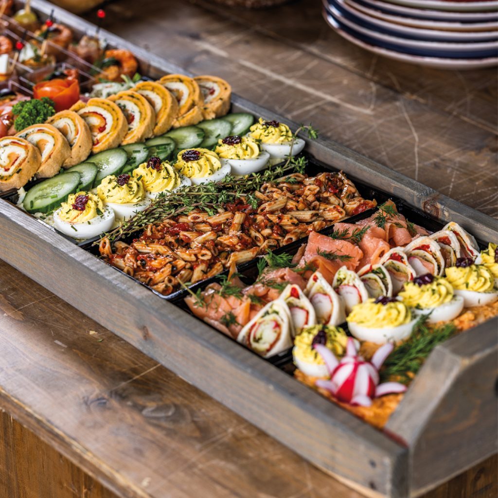 Plateau met wraps en hapjes