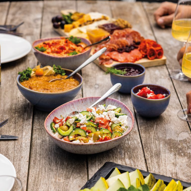 Salades en schotels op een gedekte tafel