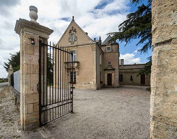 Toegangshek en kasteel van Château La Haye in Saint-Estèphe