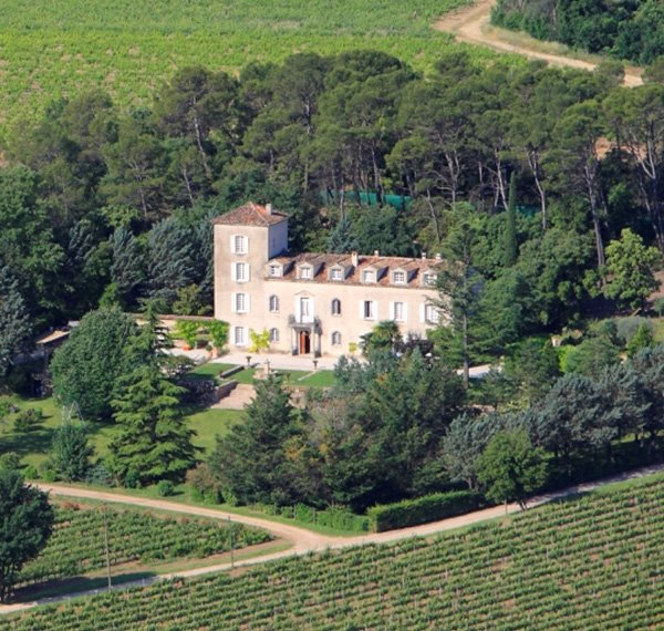 Château Roubine tussen bos en wijngaarden in de Provence