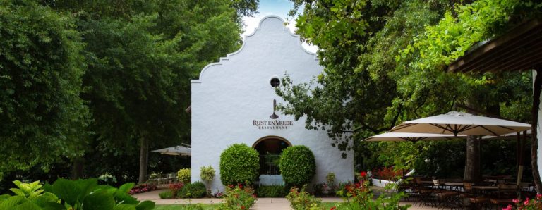 Het witte gevelgebouw van Rust en Vrede in Stellenbosch