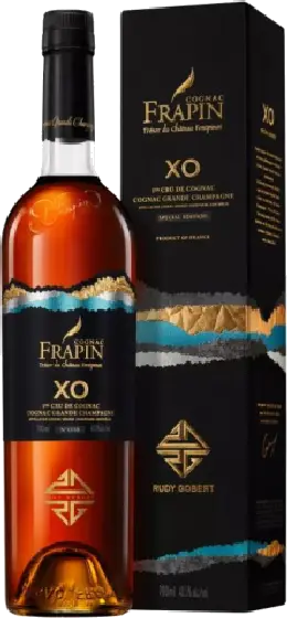 Een fles uit het schap cognac in de winkel aan de Brink in Bathmen