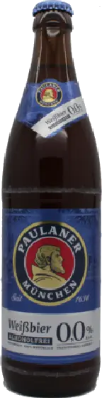 Een fles Paulaner Hefe Weizen, uit het schap in de winkel in Bathmen