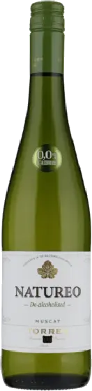 Een fles Torres Natureo, uit het schap in de winkel in Bathmen
