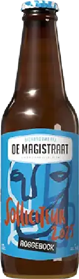Een fles Bierbrouwerij De Magistraat, uit het schap in de winkel in Bathmen