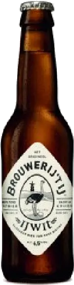 Een fles Brouwerij 't IJ, uit het schap in de winkel in Bathmen