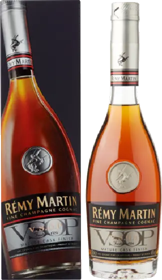 Een fles Remy Martin, uit het schap in de winkel in Bathmen