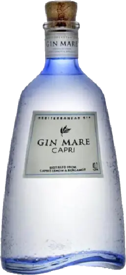 Een fles Gin Mare, uit het schap in de winkel in Bathmen