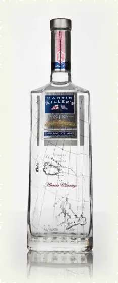 Een fles Martin Miller's, uit het schap in de winkel in Bathmen