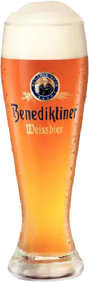 Een glas van Benediktiner Weissbier, uit het schap in de winkel in Bathmen