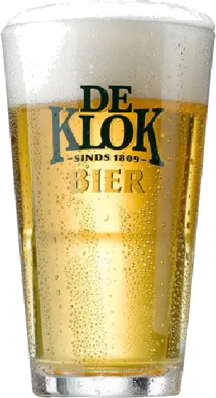 Een glas van De Klok, uit het schap in de winkel in Bathmen