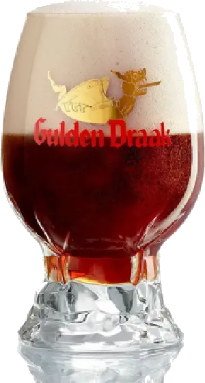 Een glas van Gulden Draak, uit het schap in de winkel in Bathmen