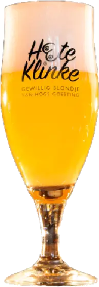 Een glas van Klootzakske, uit het schap in de winkel in Bathmen