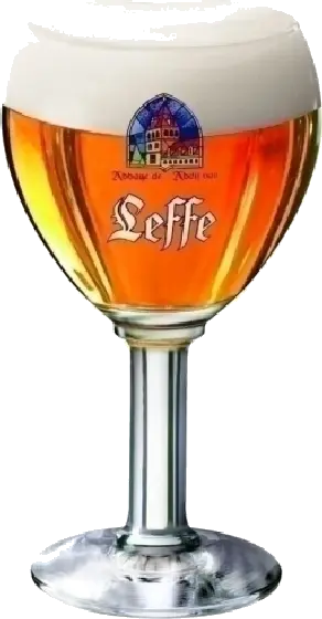 Een glas van Leffe Bierbokaal, uit het schap in de winkel in Bathmen