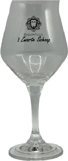 Een glas van 't Zwarte Schoap, uit het schap in de winkel in Bathmen