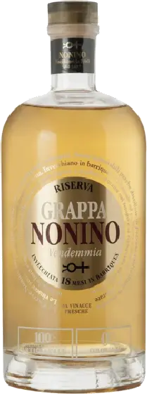 Een fles Nonino, uit het schap in de winkel in Bathmen