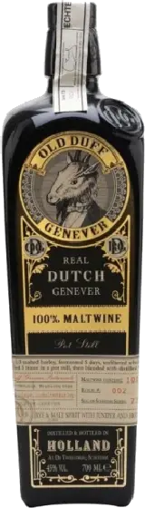 Een fles Old, uit het schap in de winkel in Bathmen