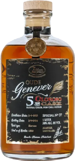 Een fles Oude Genever, uit het schap in de winkel in Bathmen