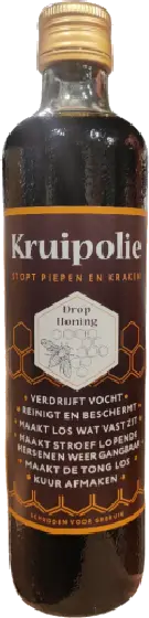 Een fles Kruipolie, uit het schap in de winkel in Bathmen