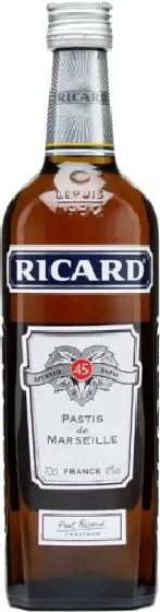 Een fles Ricard, uit het schap in de winkel in Bathmen