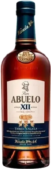 Een fles Ron Abuelo, uit het schap in de winkel in Bathmen