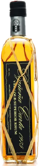 Een fles Rum Cigüeña, uit het schap in de winkel in Bathmen