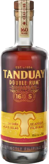 Een fles Tanduay, uit het schap in de winkel in Bathmen