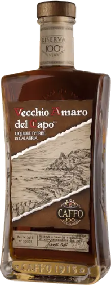 Een fles Vecchio Amaro del Capo, uit het schap in de winkel in Bathmen