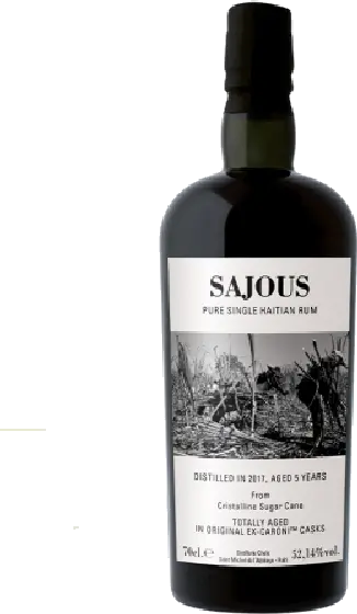 Een fles Vieux Sajous, uit het schap in de winkel in Bathmen
