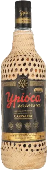 Een fles Ypióca, uit het schap in de winkel in Bathmen
