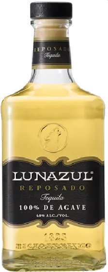 Een fles Lunazul, uit het schap in de winkel in Bathmen