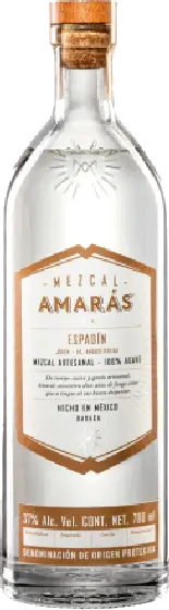 Een fles Mezcal, uit het schap in de winkel in Bathmen