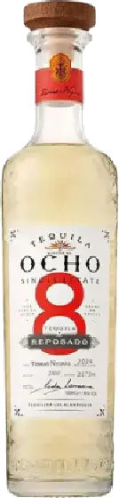 Een fles Ocho, uit het schap in de winkel in Bathmen