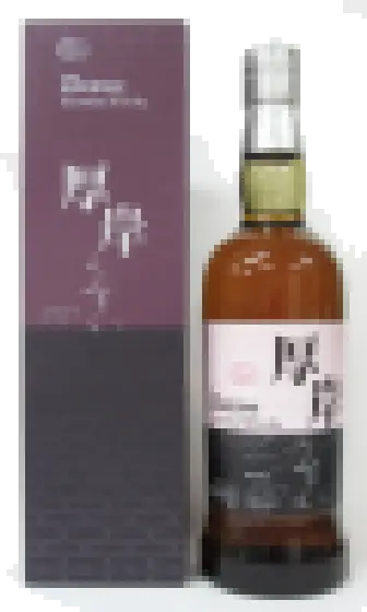 Een fles Akkeshi, uit het schap in de winkel in Bathmen