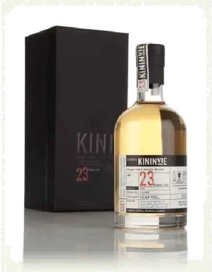 Een fles Kininvie, uit het schap in de winkel in Bathmen