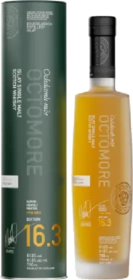 Een fles Octomore, uit het schap in de winkel in Bathmen