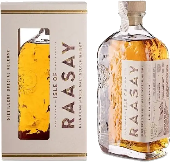 Een fles Raasay, uit het schap in de winkel in Bathmen
