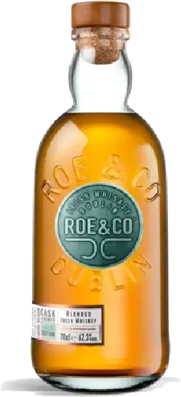 Een fles Roe & Co, uit het schap in de winkel in Bathmen