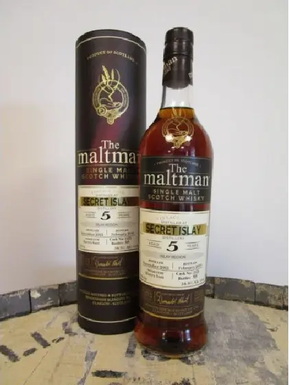 Een fles Secret Islay, uit het schap in de winkel in Bathmen