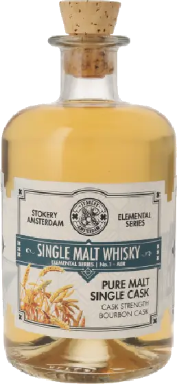 Een fles Stokery Amsterdam, uit het schap in de winkel in Bathmen