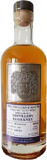 Een fles The Exclusive Malts, uit het schap in de winkel in Bathmen