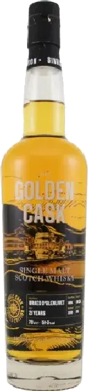 Een fles The Golden Cask, uit het schap in de winkel in Bathmen