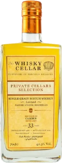 Een fles Whisky Cellar, uit het schap in de winkel in Bathmen